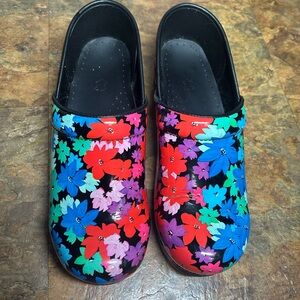 🌹Dansko Patent Leather Twin Pro Flower Clogs- Women’s 39 (8.5) Regular Width🌹